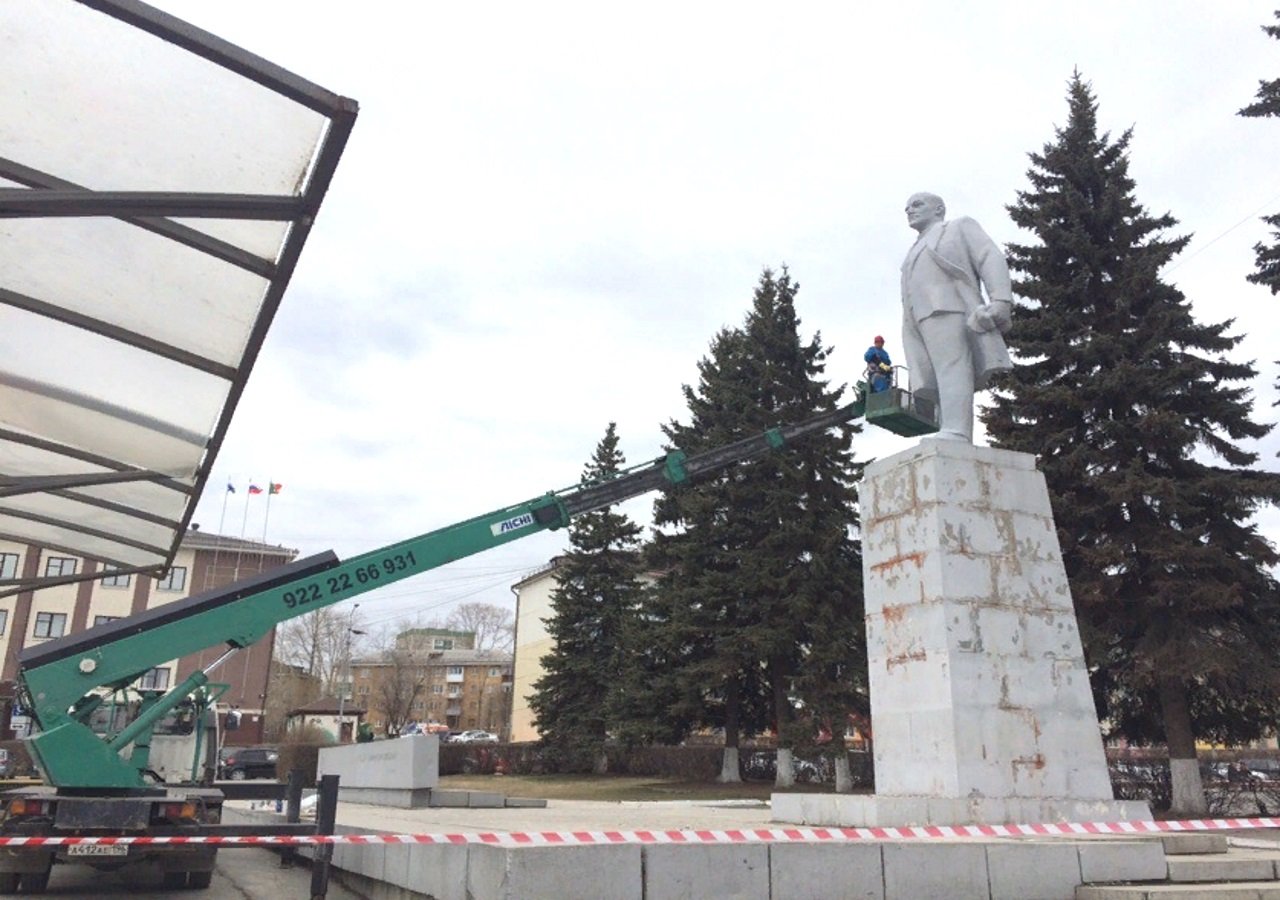 Белые металлурги отреставрировали памятники в Первоуральске