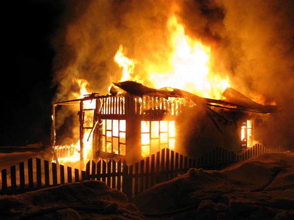 Ночью в Первоуральске сгорел большой дом и надворные постройки