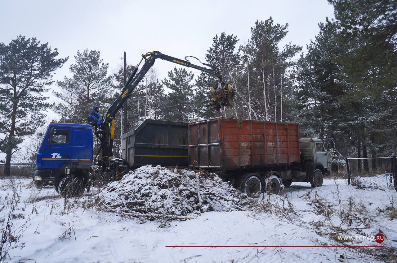 Пятнадцать грузовиков мусора вывезли с кладбищ Первоуральска