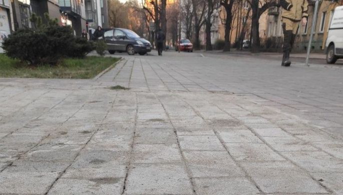 Рабочие нарисовали плитку на тротуаре в Калининграде