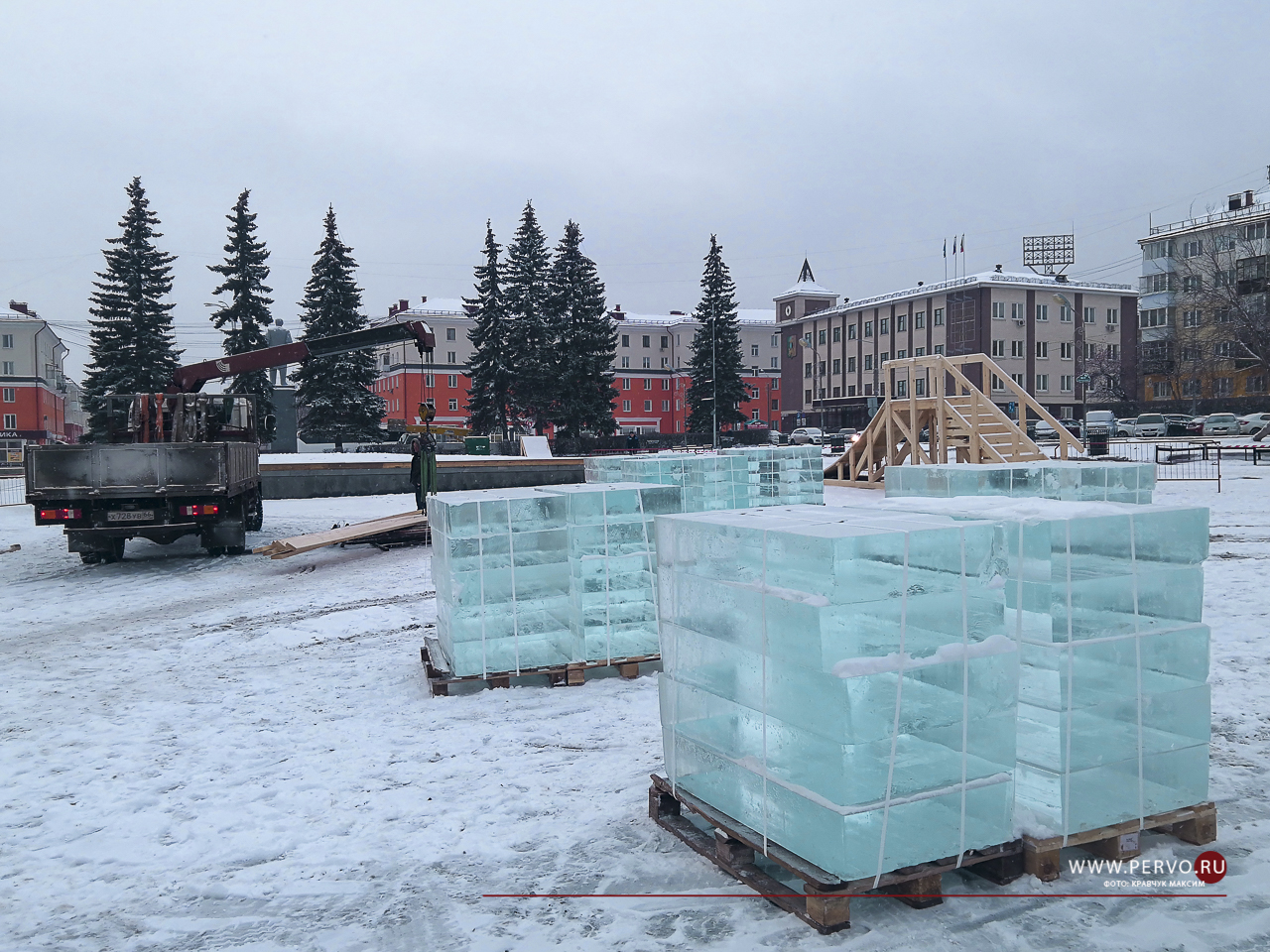 На площади Победы приступили к монтажу ледового городка