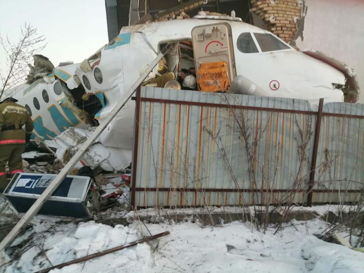 Пассажирский самолет упал в Казахстане. Видео
