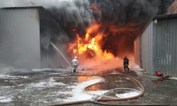 В МЧС сообщили о взрывах на горящем заводе в Екатеринбурге