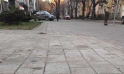 Рабочие нарисовали плитку на тротуаре в Калининграде