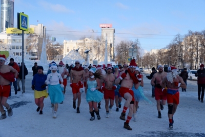 Первоуральские моржи приняли участие в забеге Дедов Морозов и Снегурочек