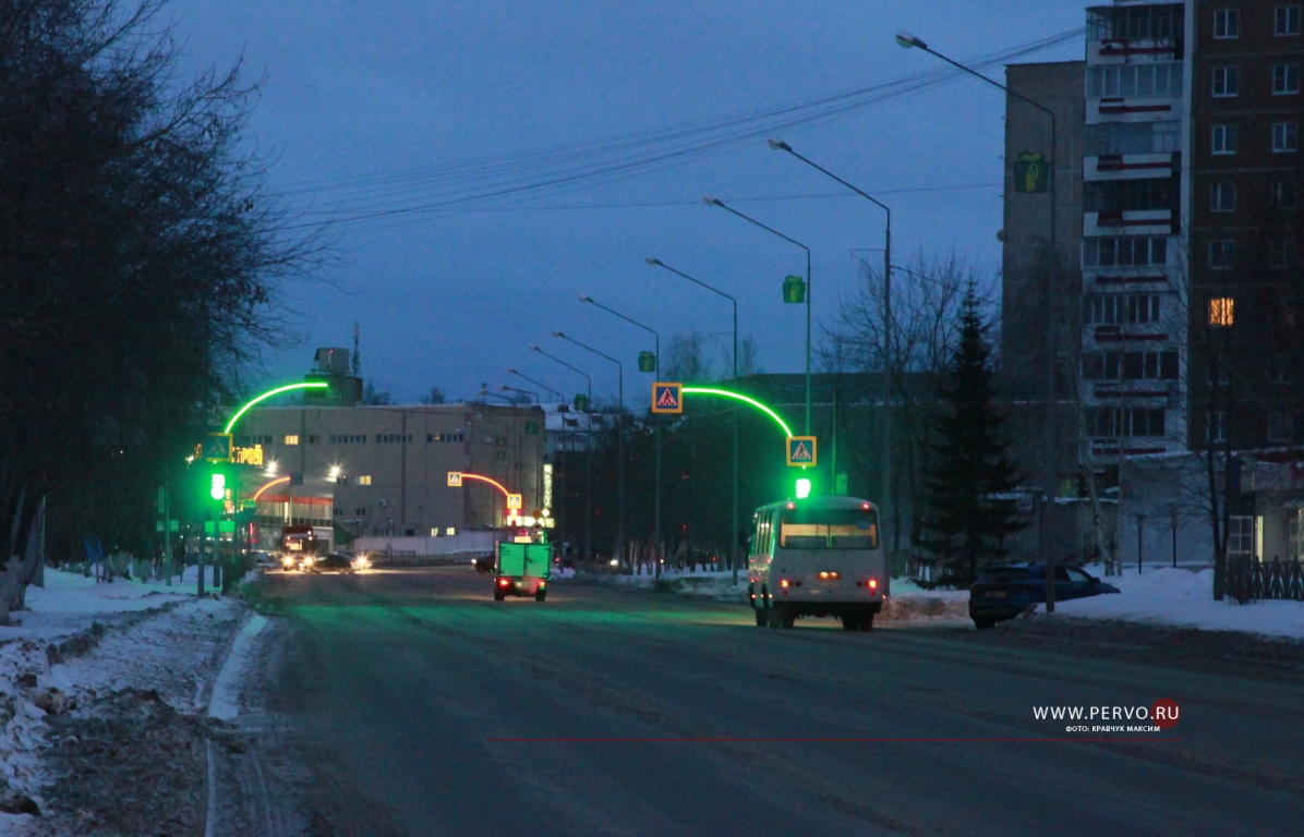 Светофоры со светящимися опорами появились на улицах Первоуральска