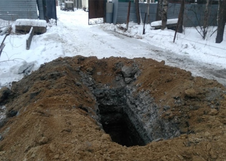 В Екатеринбурге человека похоронили в могиле посреди дороги