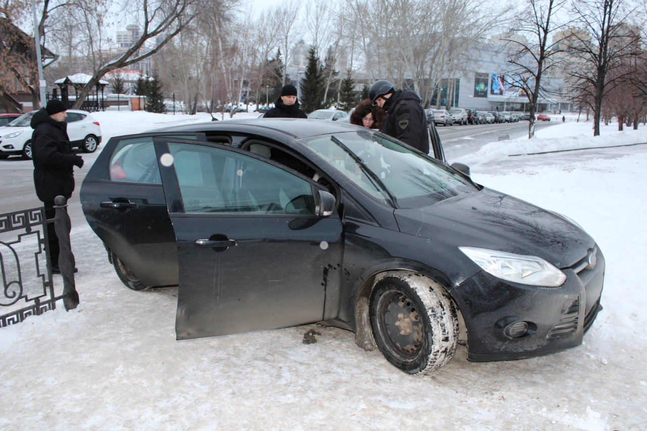 Должница пыталась удержать автомобиль от ареста всеми силами