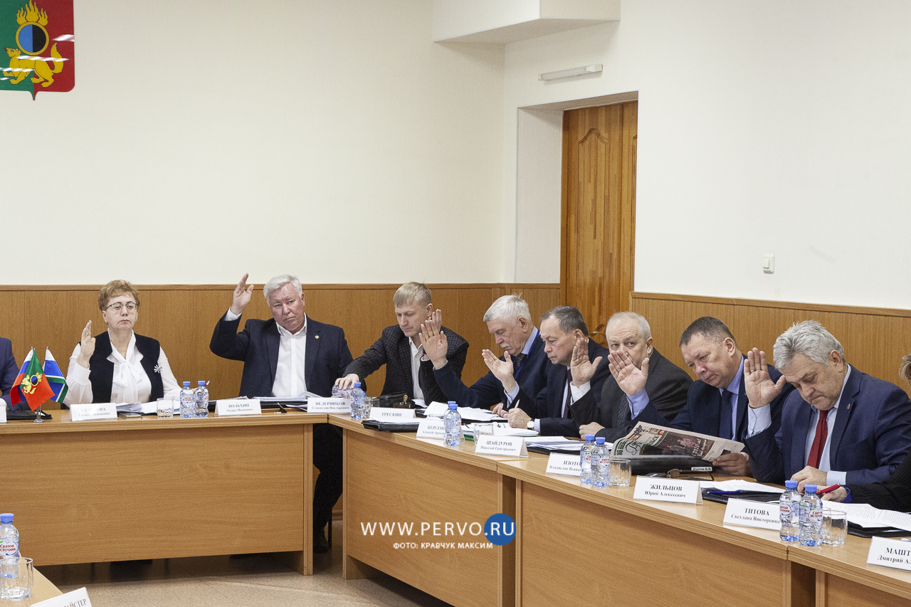 Депутаты заслушали информацию о реализации программ по улучшению ЖКХ