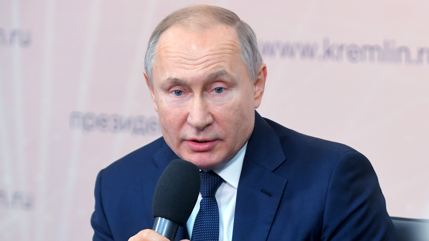 Путин назвал долгом политиков защищать доброе имя героев ВОВ