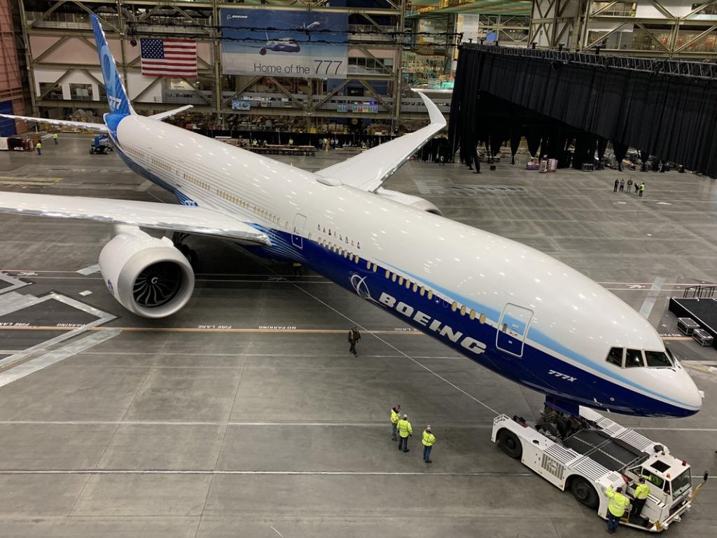 Новый самолет Boeing 777X впервые поднялся в небо