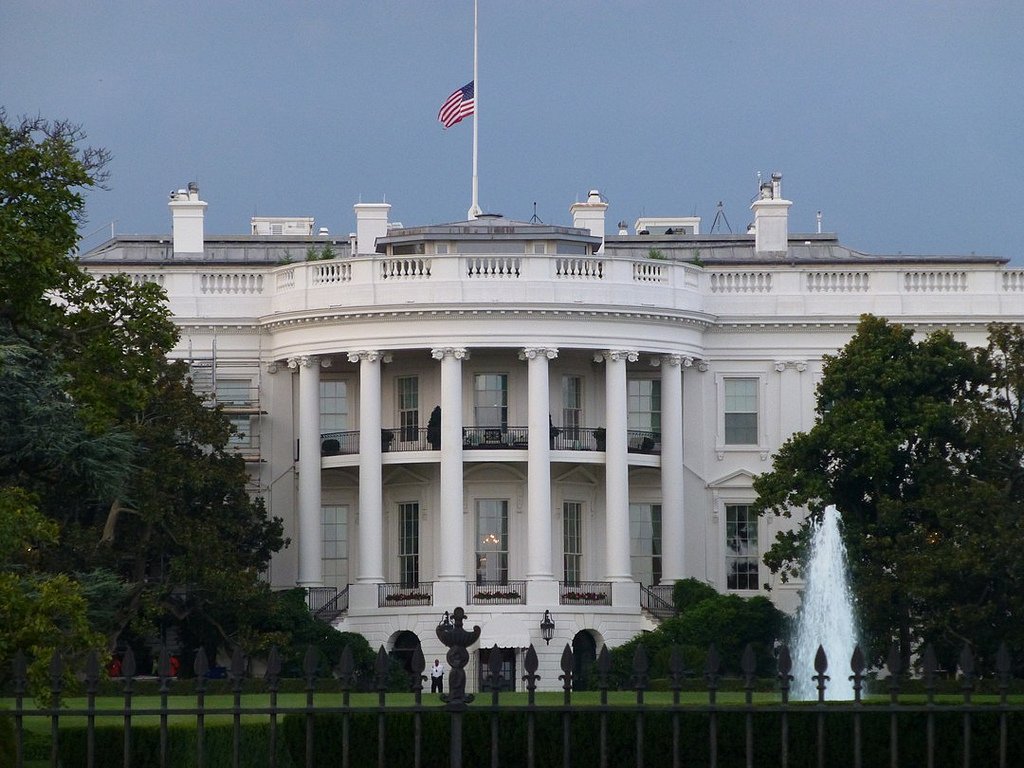 Белый дом готовит декларацию об объявлении режима ЧП в США