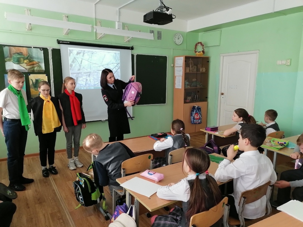 Сотрудники ГИБДД проводят для школьников «уроки безопасности»
