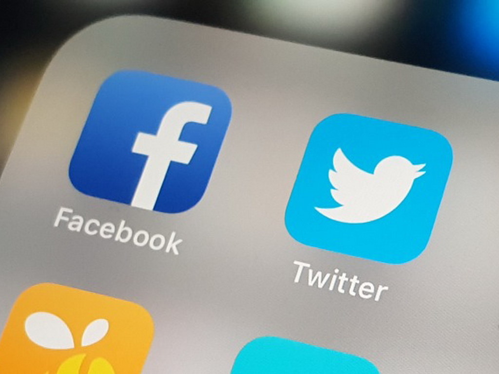 Не отчитались: Роскомнадзор завел дело против Facebook и Twitter