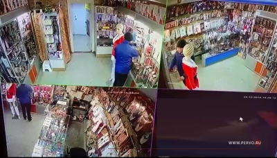 Дилдо или ... : на видео попало курьезное ограбление секс-шопа в Первоуральске
