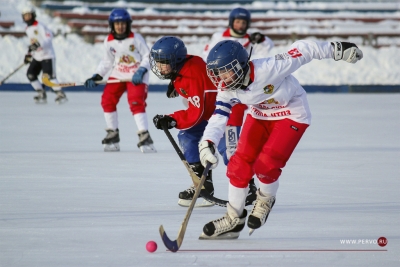 Всероссийские соревнования по хоккею с мячом стартовали в Первоуральске