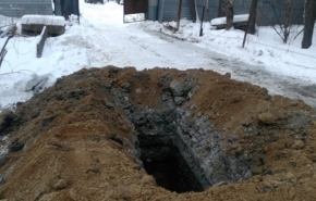 В Екатеринбурге человека похоронили в могиле посреди дороги