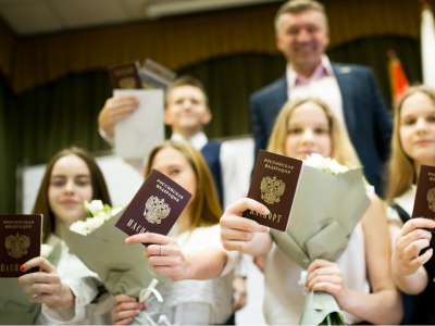 Юным первоуральцам торжественно вручили паспорта