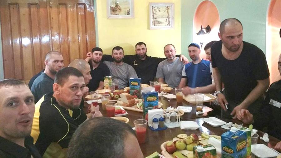ФСИН проверит колонию из-за фото застолья с убийцей Немцова