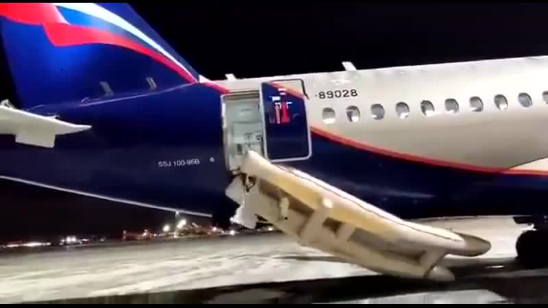 Самолет совершил аварийную посадку во Внуково с открытой стойкой шасси