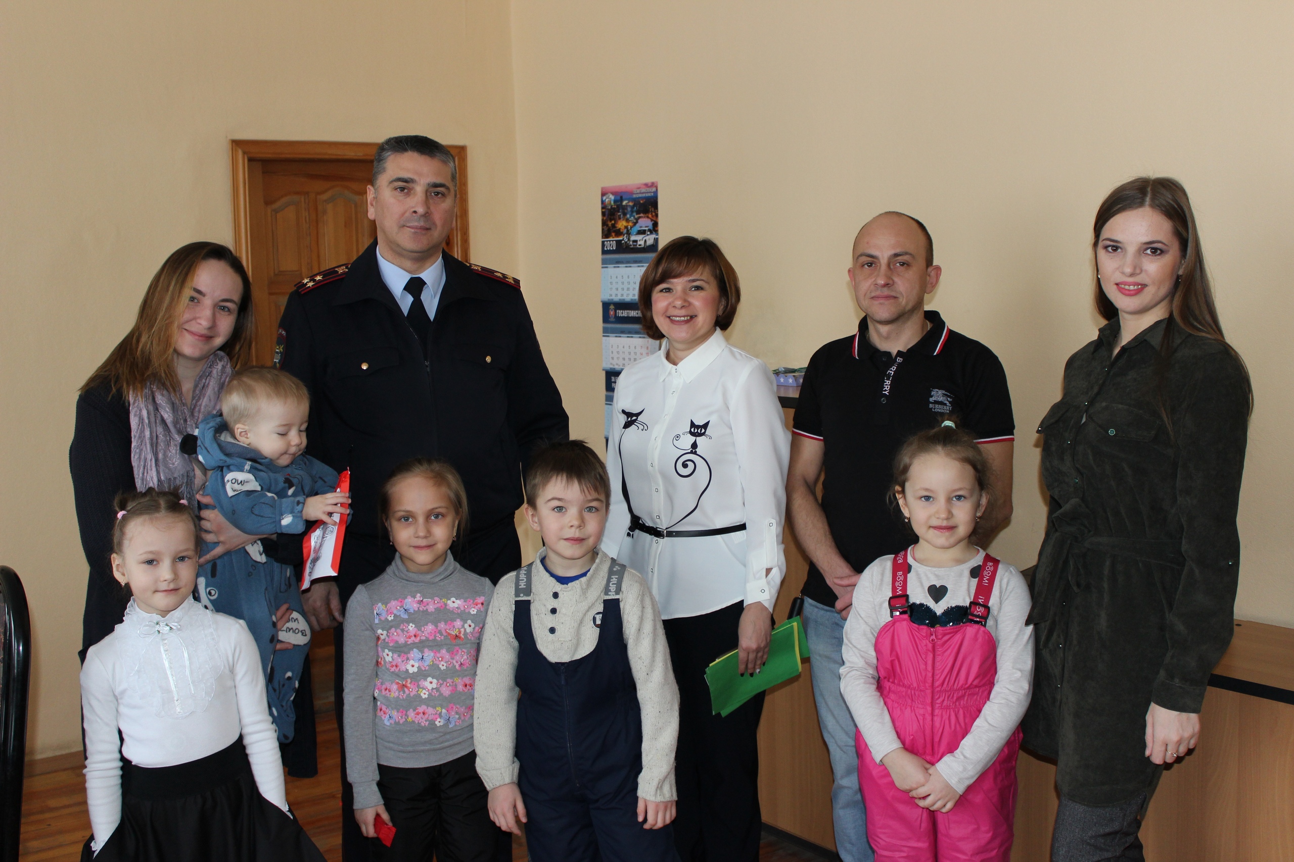 Сотрудников ГИБДД поздравили дошколята