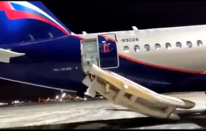 Самолет совершил аварийную посадку во Внуково с открытой стойкой шасси