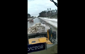 Засыпавшего снегом дорожную камеру тракториста ищет ГИБДД