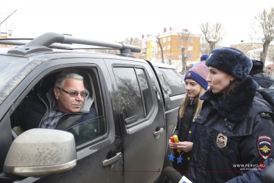 «Женский патруль» поздравил мужчин-водителей города с 23 февраля