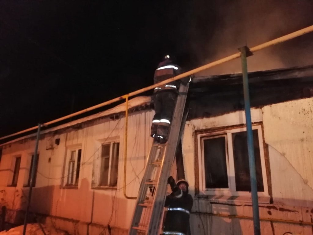 В Первоуральске из дома ночью эвакуировали 6 человек из-за пожара