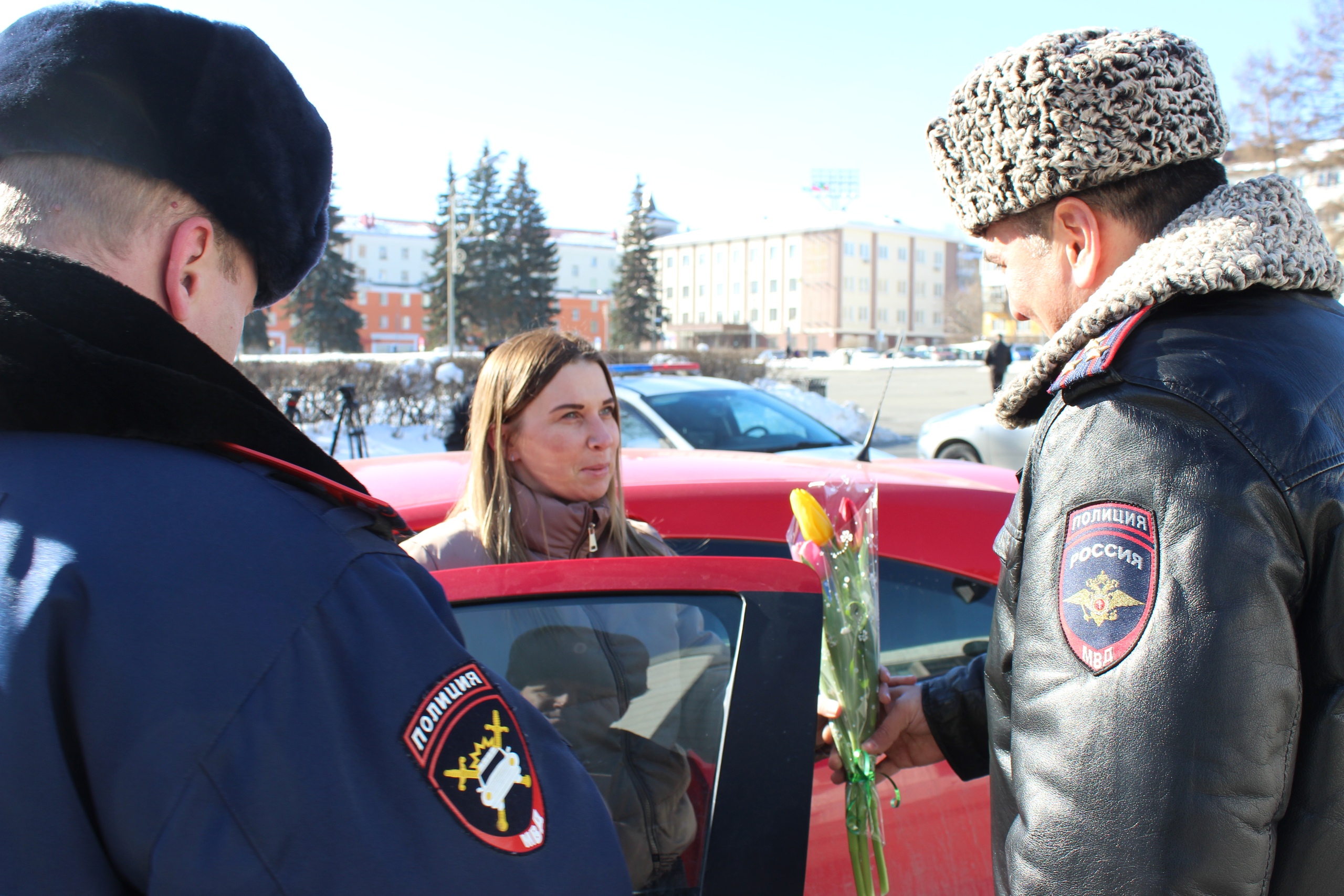 «Цветы для автоледи» - сотрудники ГИБДД поздравили женщин с 8 Марта