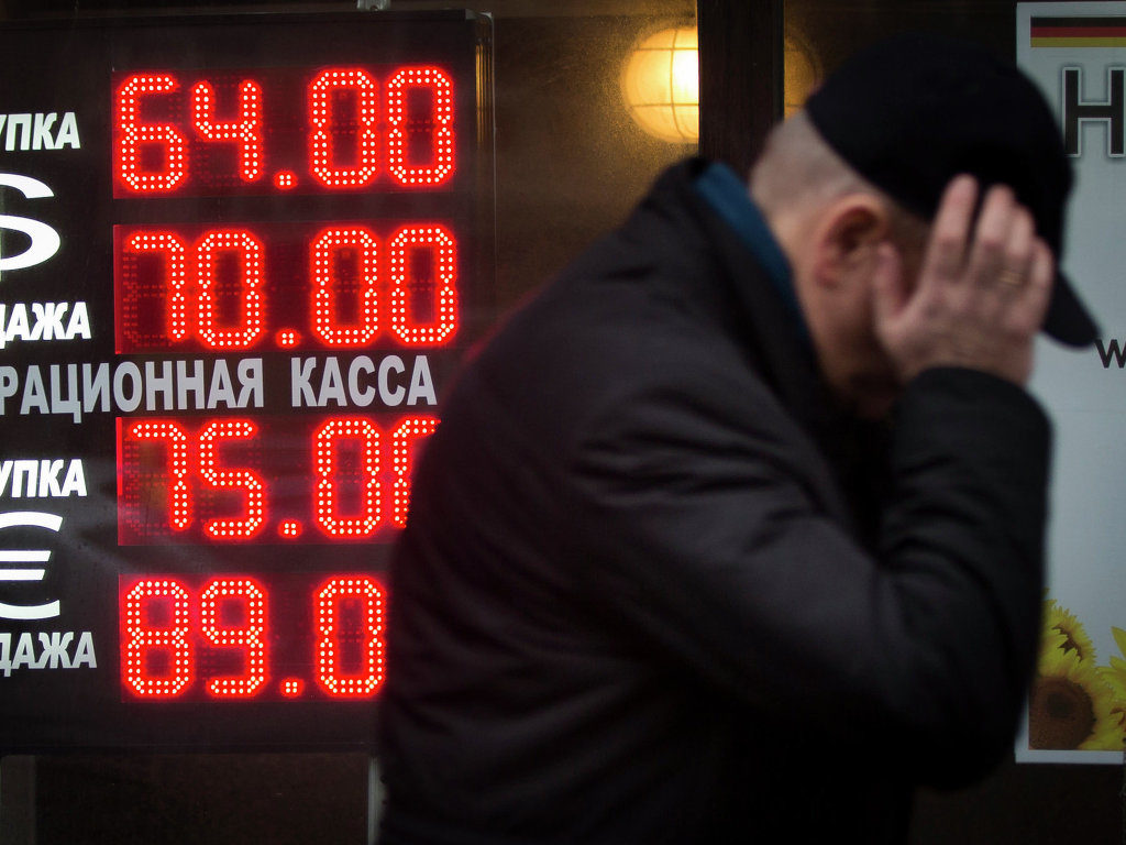 Названы последствия падения курса рубля для россиян