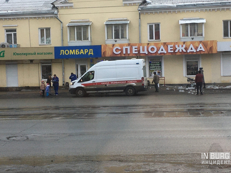 В Екатеринбурге на мать с двумя детьми обрушилась глыба льда