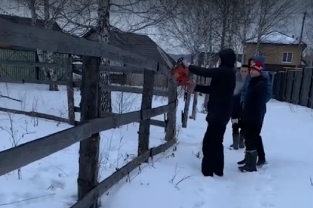 В селе под Первоуральском мужчина угрожает застрелить лошадь соседа