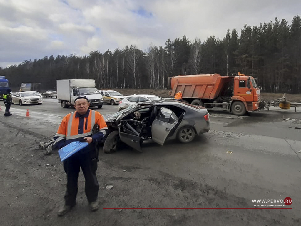 На федеральной трассе Skoda заехала под КАМАЗ