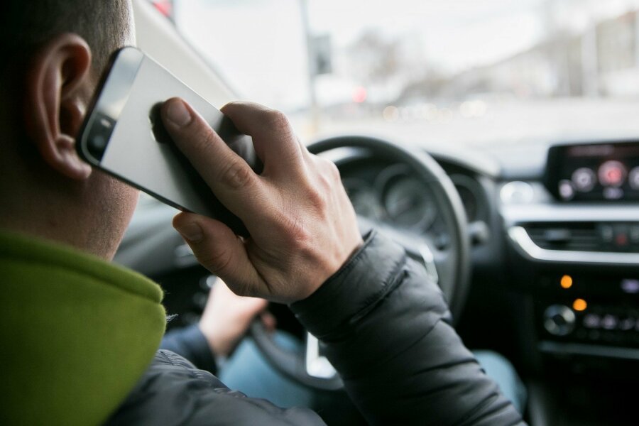 Использующих за рулем телефон водителей будут отслеживать нейросети