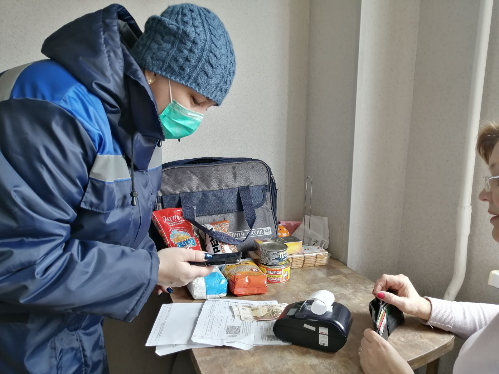 Почтальоны активизировали доставку жителям товаров первой необходимости на дом