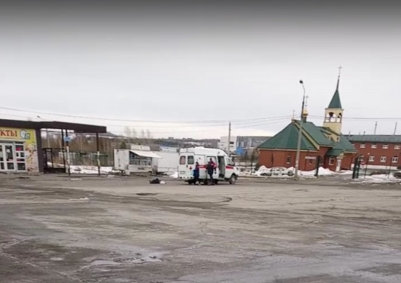 В Первоуральске на остановке возле церкви нашли труп мужчины