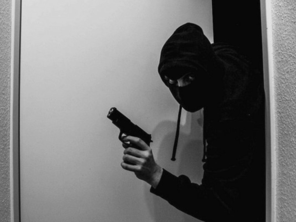 Неизвестный с оружием напал на отделение банка в Екатеринбурге