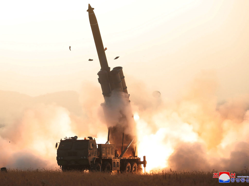 Военные КНДР испытали сверхтяжелую многозарядную пусковую установку