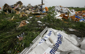 Семьи погибших при падении Boeing 777 разложили 298 стульев у посольства