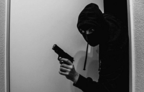 Неизвестный с оружием напал на отделение банка в Екатеринбурге