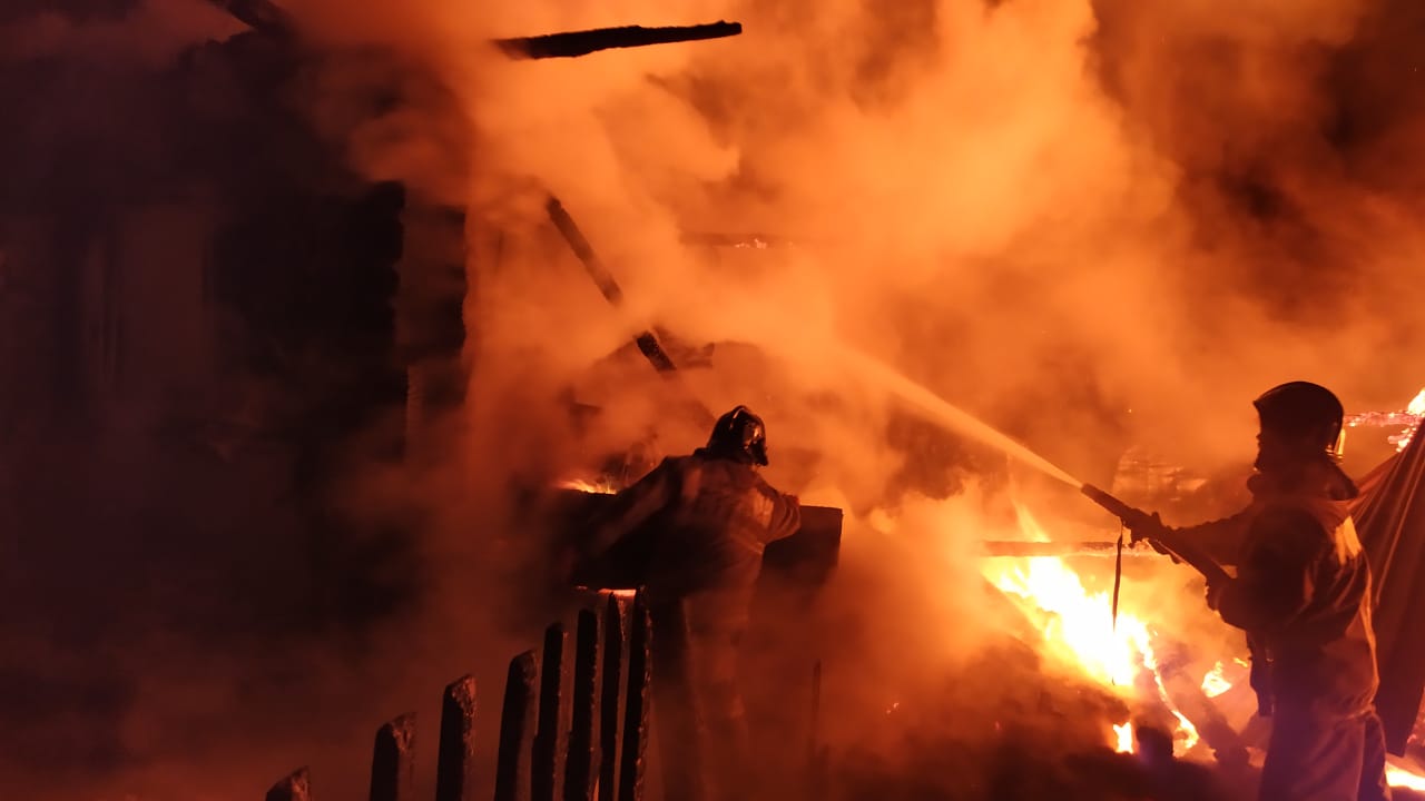 15 человек тушили пожар в частном доме под Первоуральском