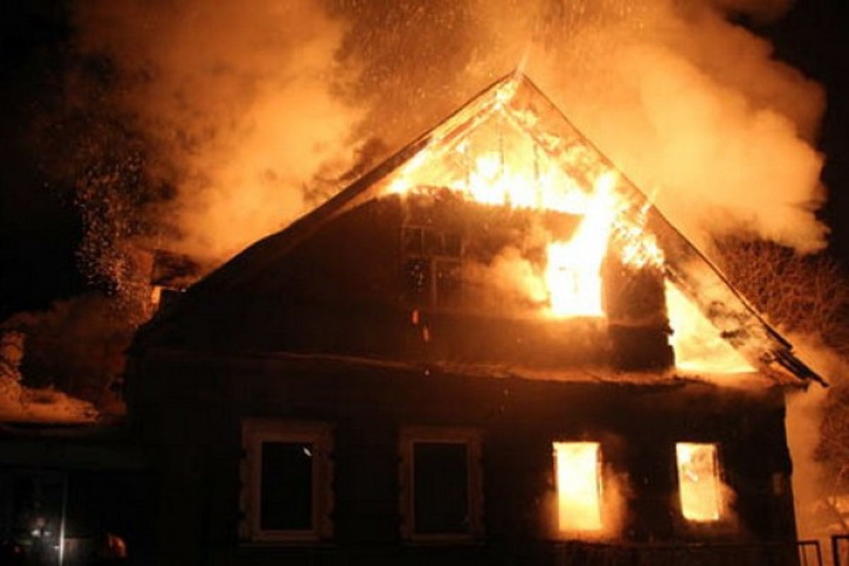 Трое детей погибли при пожаре в частном доме