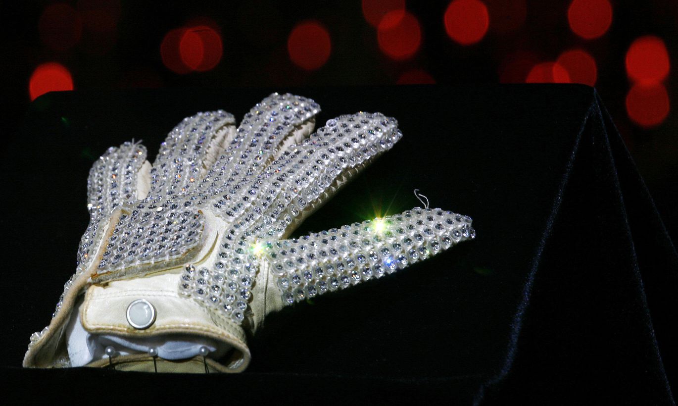 Белая перчатка Майкла Джексона со стразами ушла с молотка за $104 тысячи