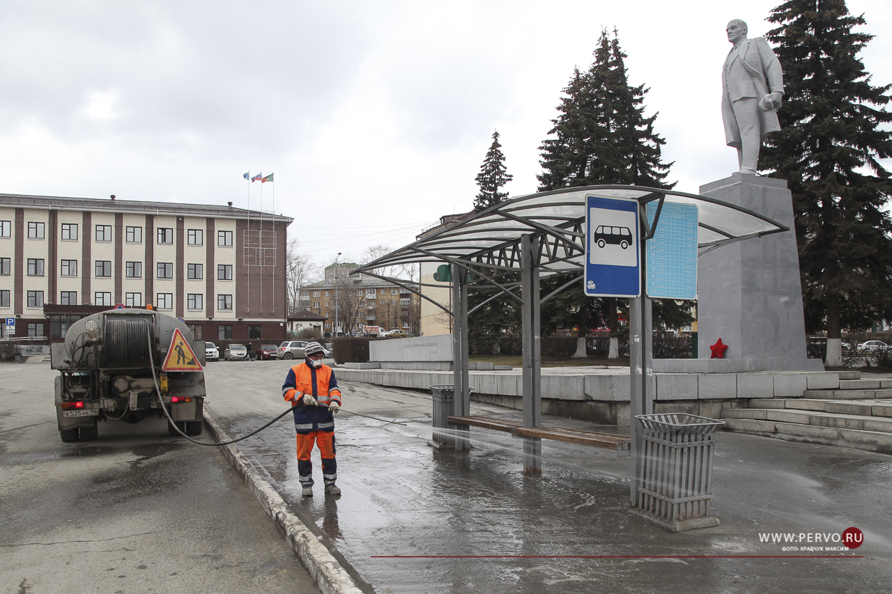 В Первоуральске продолжается дезинфекция улиц, остановок и детских площадок