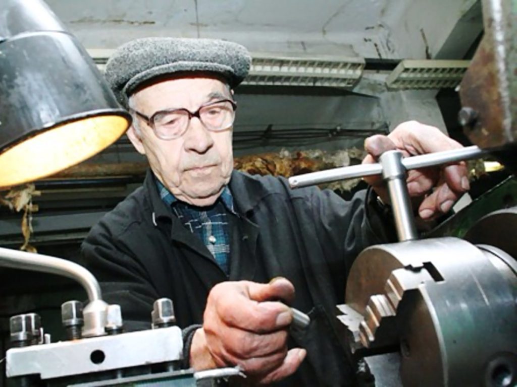 Работающие граждане старше 65 лет имеют право уйти на больничный