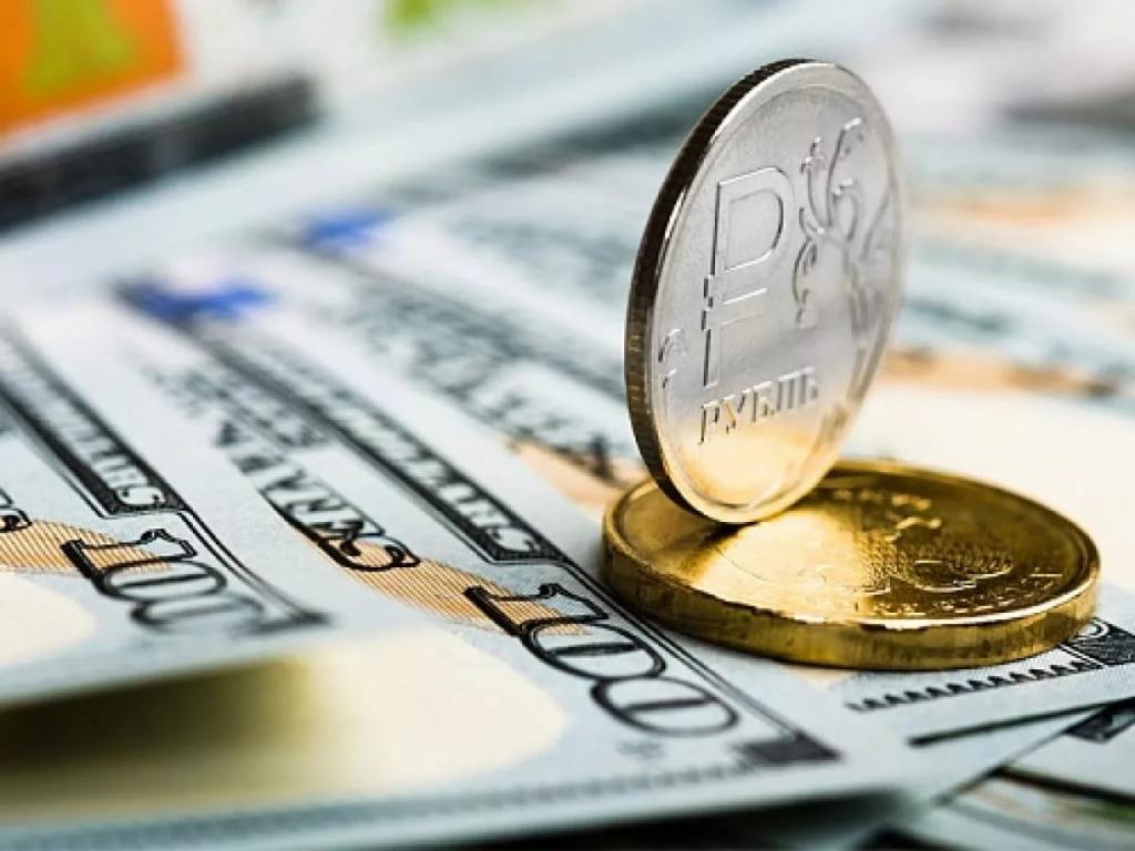 Курс доллара на Мосбирже упал ниже 75 рублей впервые за более чем три недели