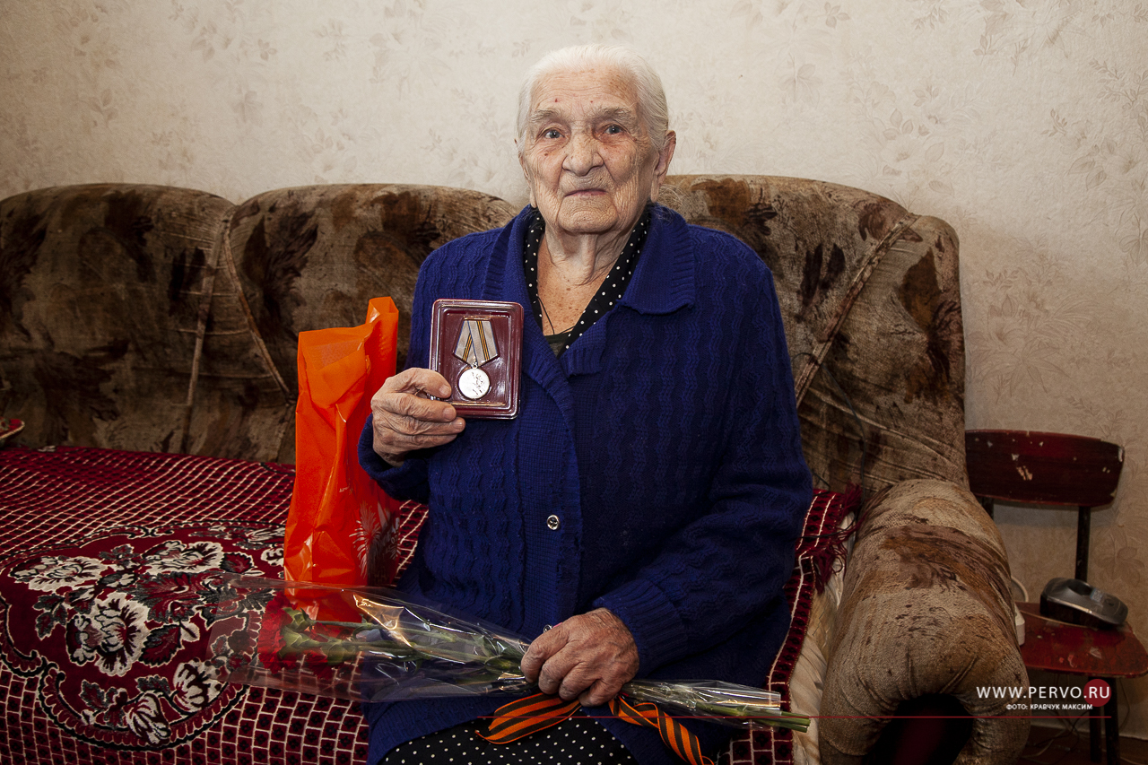 92-летней труженицы тыла вручили медаль и решили вопрос с выплатой