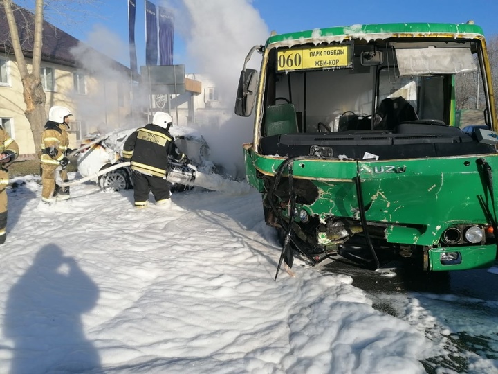 В Екатеринбурге после ДТП загорелись пассажирский автобус и легковушка