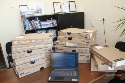 Завод передал управлению образования Первоуральска 15 ноутбуков